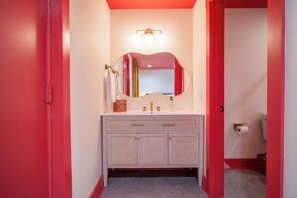 Unclassified image, 1 of 10, button - Cozy MidCentury-Modern Room · Clean + quiet · Self Check-In · Family-Friendly Stay in Lawrenceburg (Lawrenceburg)