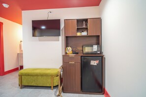 Unclassified image, 2 of 10, button - Cozy MidCentury-Modern Room · Clean + quiet · Self Check-In · Family-Friendly Stay in Lawrenceburg (Lawrenceburg)