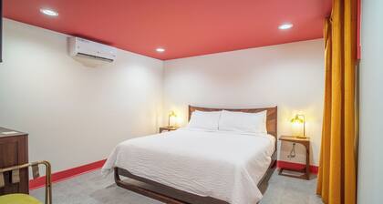 Cozy MidCentury-Modern Room · Clean + quiet · Self Check-In · Family-Friendly Stay in Lawrenceburg
