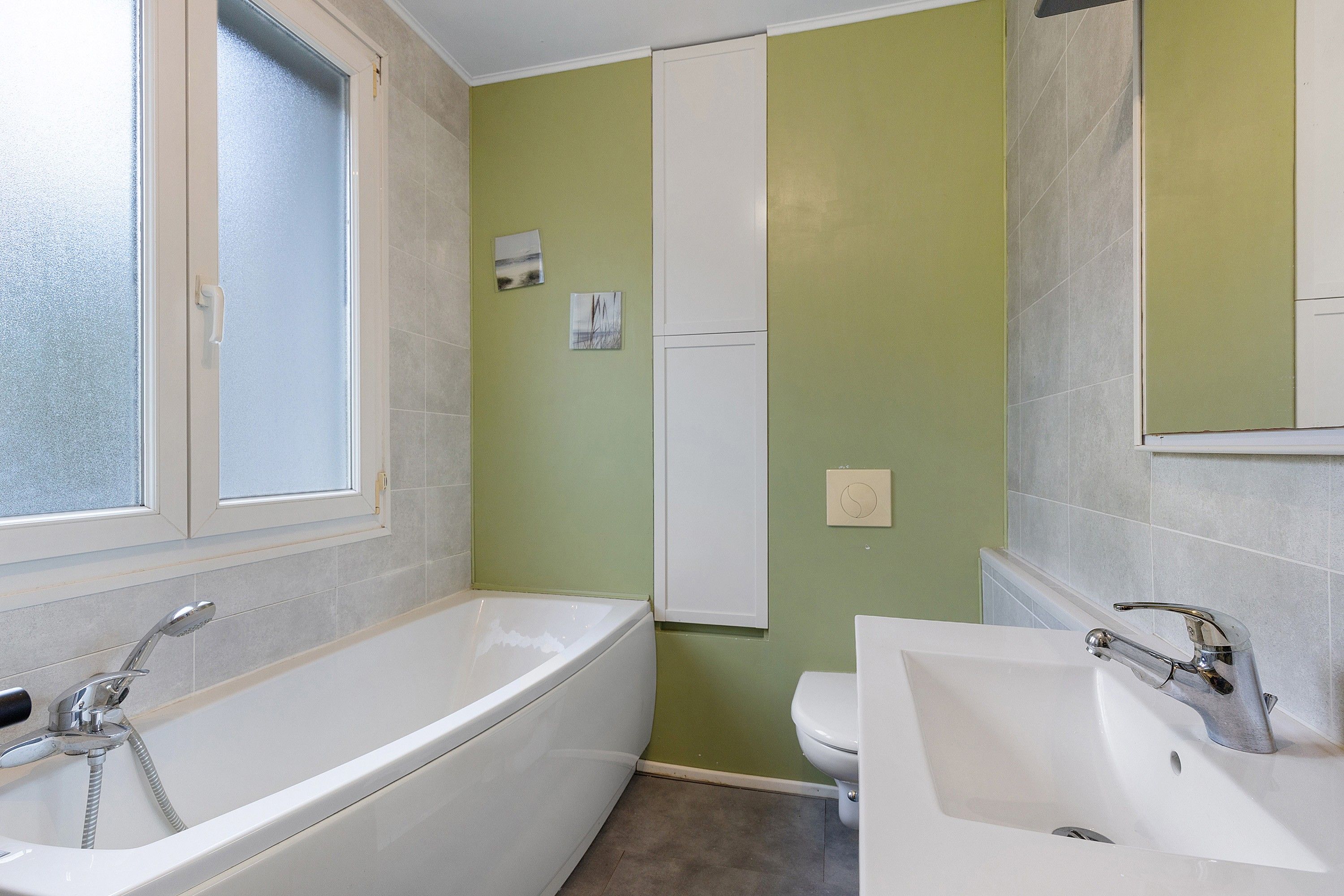 Un bagno con una vasca, un water e un lavandino.