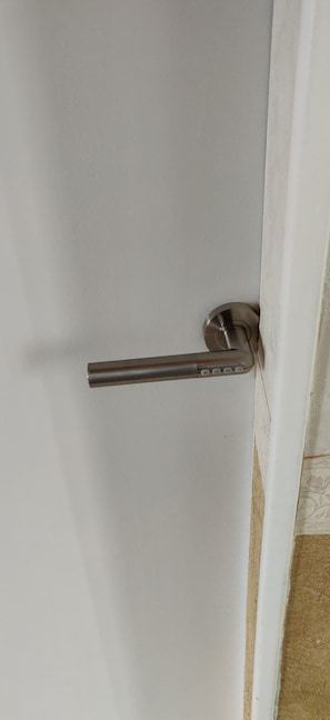 Une porte dotée d’une poignée métallique et d’un trou de serrure.