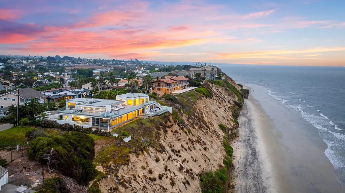 Um bairro residencial costeiro com casas viradas para a praia.