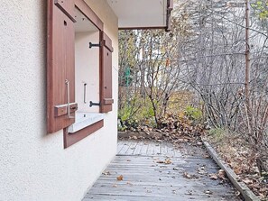 A narrow wooden pathway leading to a building with a window featuring a wooden shutter and a metal latch. - 3-room apartment at the foot of slopes, terrace, 6 pers (Les Deux Alpes)