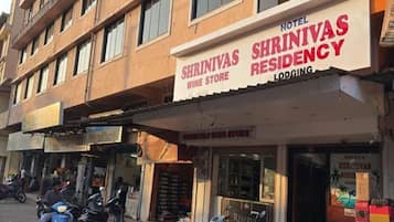 Ein Hotel namens 'SHRINIVAS' mit Weinladen und Übernachtungsmöglichkeiten.