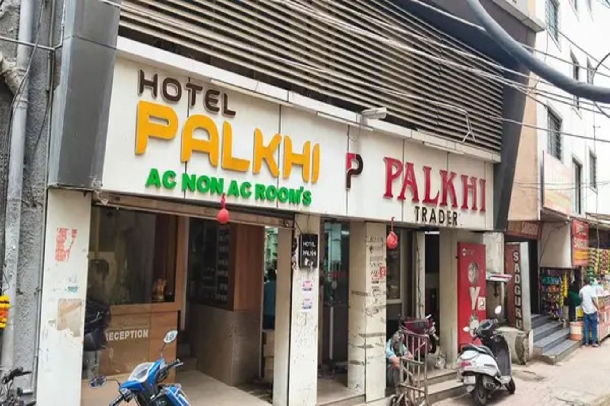 Un hotel llamado 'Palakhi' con una zona de recepción y una entrada visible.