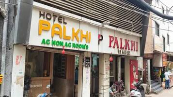 Un hotel llamado 'Palakhi' con una zona de recepción y una entrada visible.