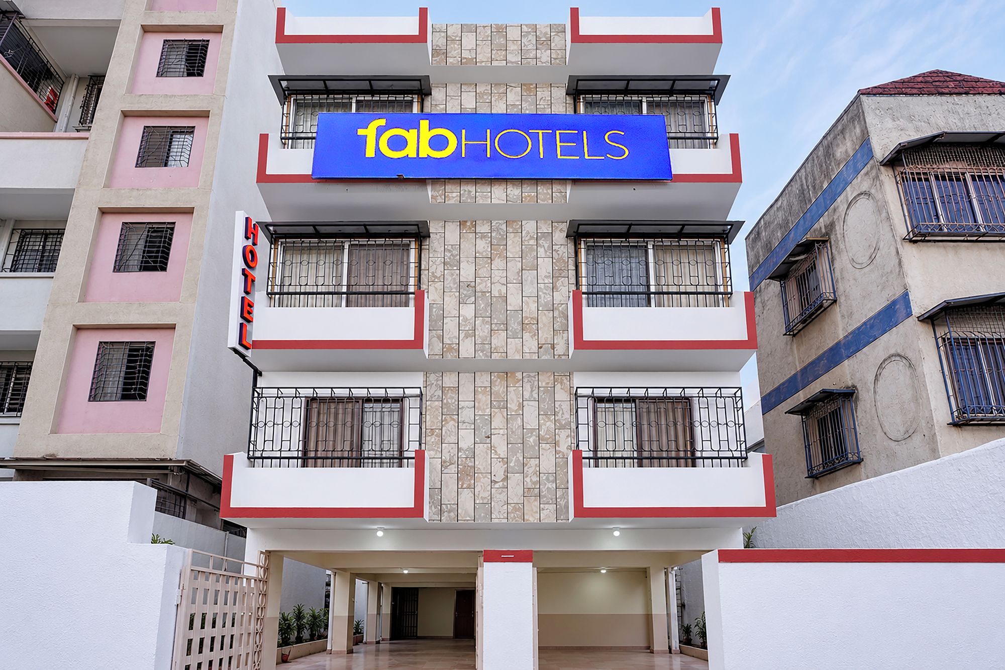 Monikerroksinen rakennus, jossa on kyltti, jossa lukee »fabHOTELS», mikä viittaa hotellin sijaintiin.