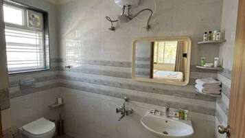 Un baño con inodoro, lavabo y espejo.