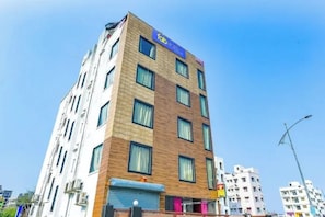 Hotel de diversos pisos amb façana moderna, que destaca un gran rètol de 'Tab Hotels'.