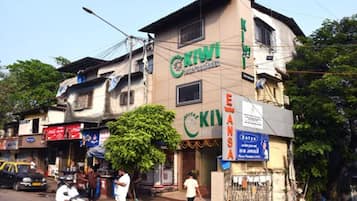 Un edificio con un letrero que dice 'KIV Hotel' y otro letrero que dice 'EANS'.