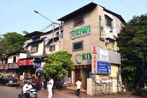 Un edificio con un letrero que dice 'KIV Hotel' y otro letrero que dice 'EANS'.