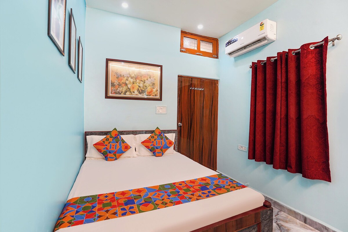 Un dormitorio con cama, puerta, ventana y aire acondicionado de pared.