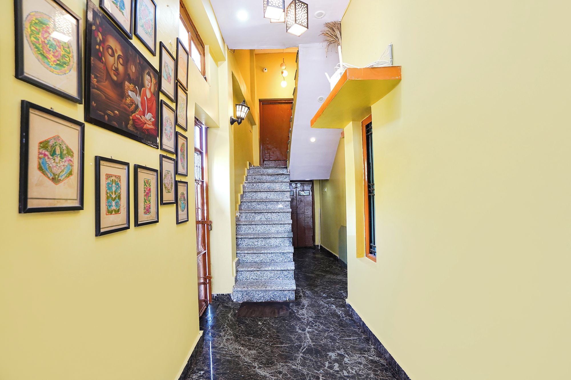 Un pasillo con una escalera que lleva a una habitación.