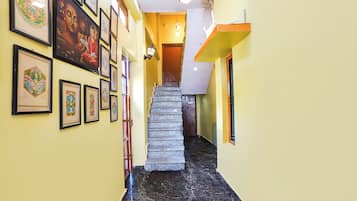 Un pasillo con una escalera que lleva a una habitación.