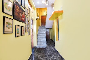 Un pasillo con una escalera que lleva a una habitación.