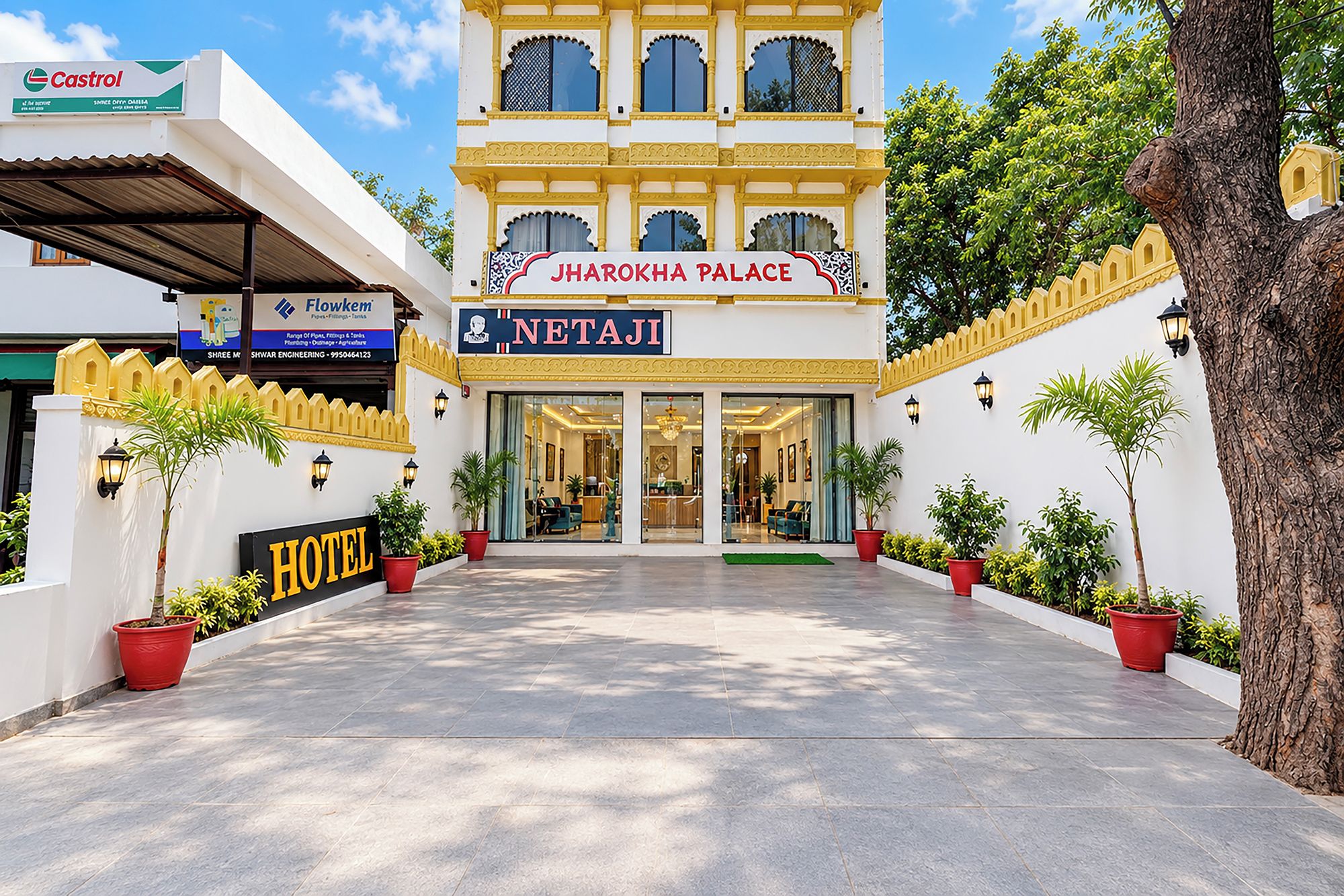 Ein Hotel Eingang mit einem Schild für 'Jharokha Palace' und 'Netaji' Hotel.