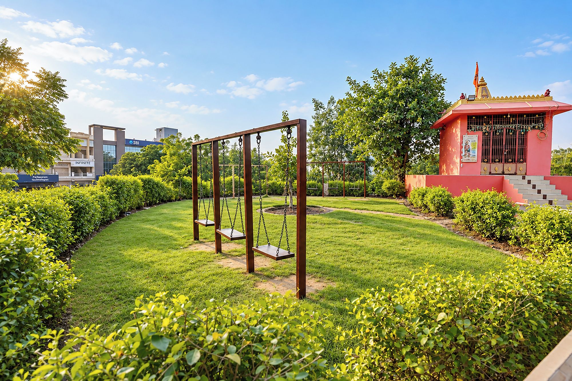 Um jardim bem cuidado com baloiço, uma pequena estrutura vermelha com degraus e um edifício com a sinalização 'INFINITE' ao fundo.