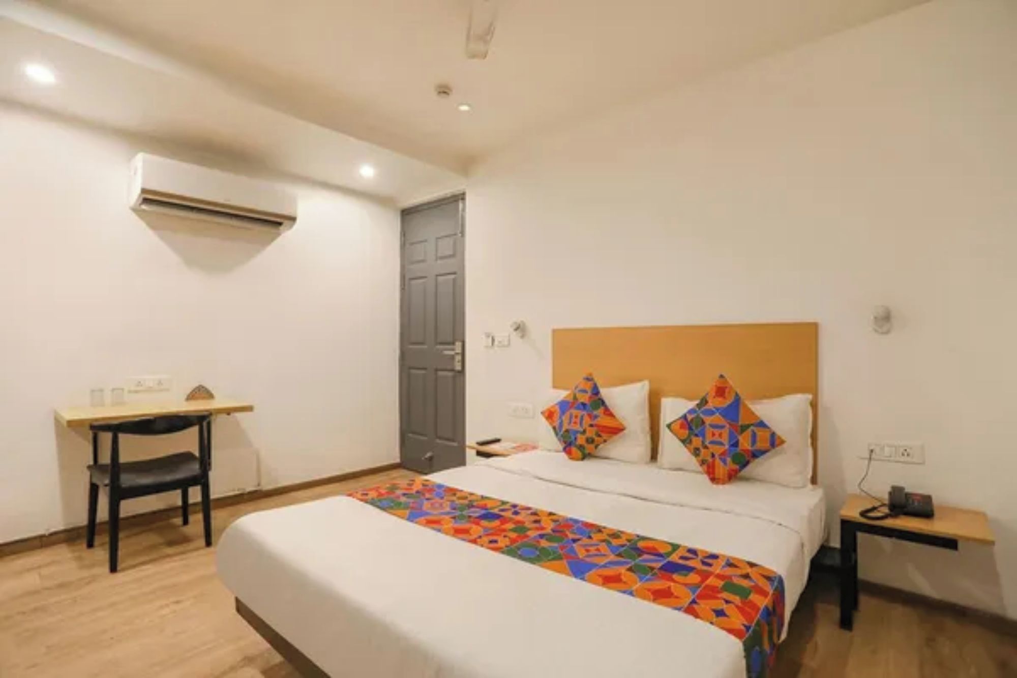 Ein Hotelzimmer mit einem Bett, einem Schreibtisch und einem Stuhl.