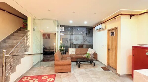 Living area - FabHotel Ocean Karkardooma (New Delhi)