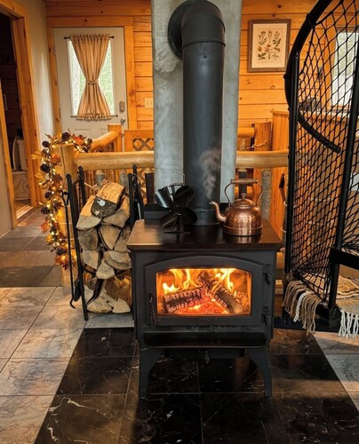 3-bedroom cabin in tranquil Halifax with cozy charm, direct VAST access, trails