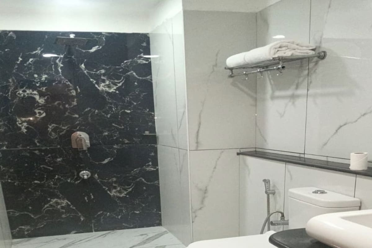 Deluxe Room, City View | Bathroom