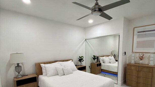 Unclassified image, 1 of 8, button - Orlando Comfort (Orlando)