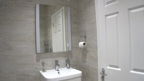Unclassified image, 2 of 21, button - spacious 3 bed in west london, 20 mins from central london (London)