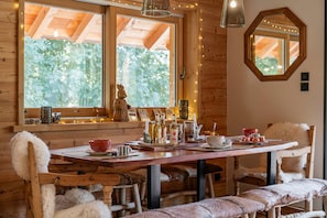 Ein Holzkamin mit einem Esstisch, Stühlen und einer Bank.