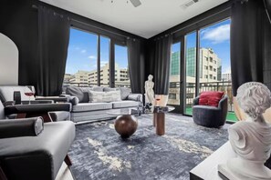 Ein modernes Wohnzimmer mit einer Couch, einem Couchtisch und einer Skulptur.