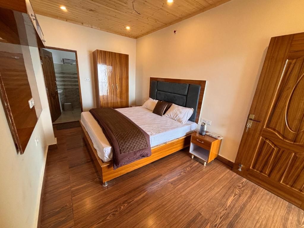 Un dormitorio con cama de madera, mesita de noche y armario.