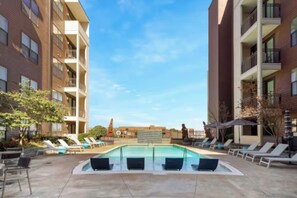 A rooftop pool area with lounge chairs and a basketball court. - Modern Midtown, Minutes to Broadway, Parking, Pool (Nashville)