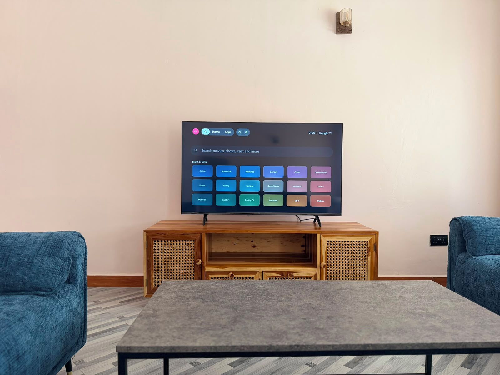 Ein Flachbildfernseher an der Wand, darunter eine Holzunterhaltungseinheit.