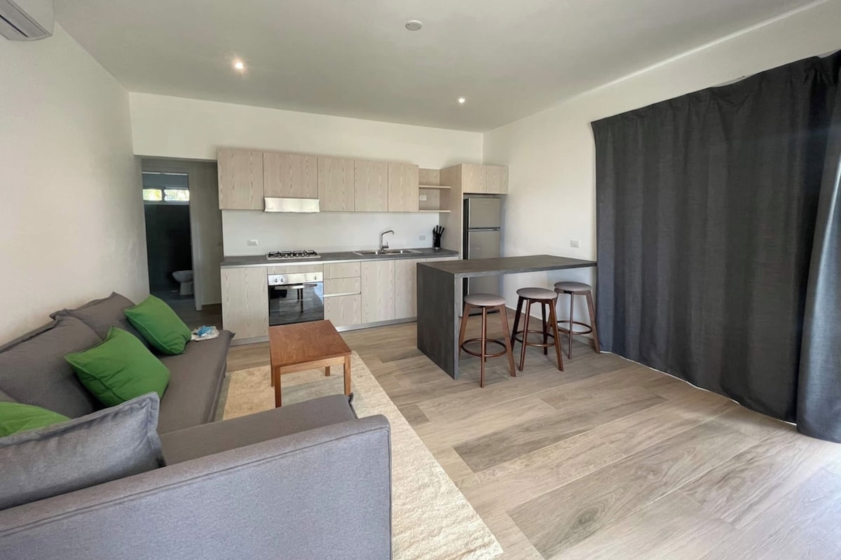 Un apartamento moderno con cocina, comedor y sala de estar.