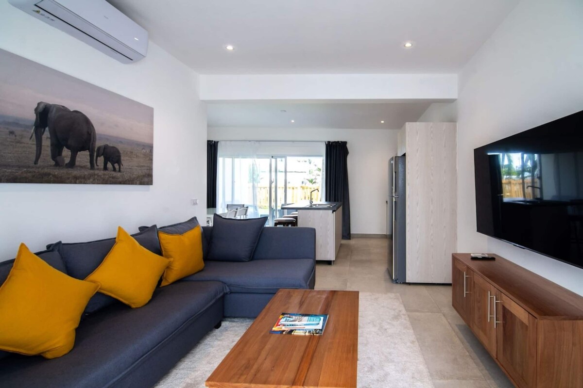 Deluxe Apartment, 2 Bedrooms, Air conditioning, Pool View | Living area