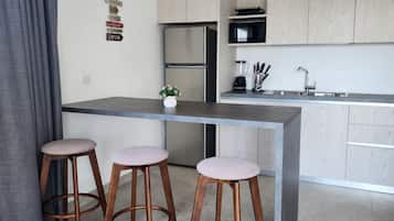 Una cocina moderna con una isla central, electrodomésticos de acero inoxidable y armarios de madera.