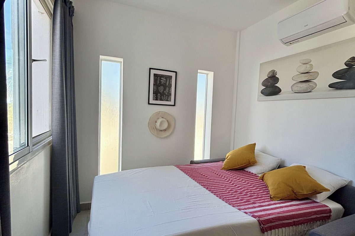 Studio tiện nghi đơn giản, 1 giường đơn, máy điều hòa, quang cảnh hồ bơi | Két bảo mật tại phòng, bàn ủi/dụng cụ ủi quần áo 