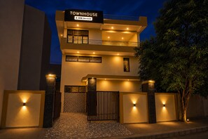 A modern townhouse with a sign indicating it is serviced by OYO. - Super Townhouse Sector 13 Gurgaon (Gurugram)