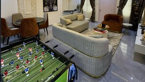 Gambar tidak terklasifikasi, 2 dari 24, tombol