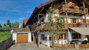 Unclassified image, 2 of 17, button - Apartment 'Kleines Glück in der Natur' with Balcony, Terrace, Whirlpool and Fire Pit (Deggendorf)