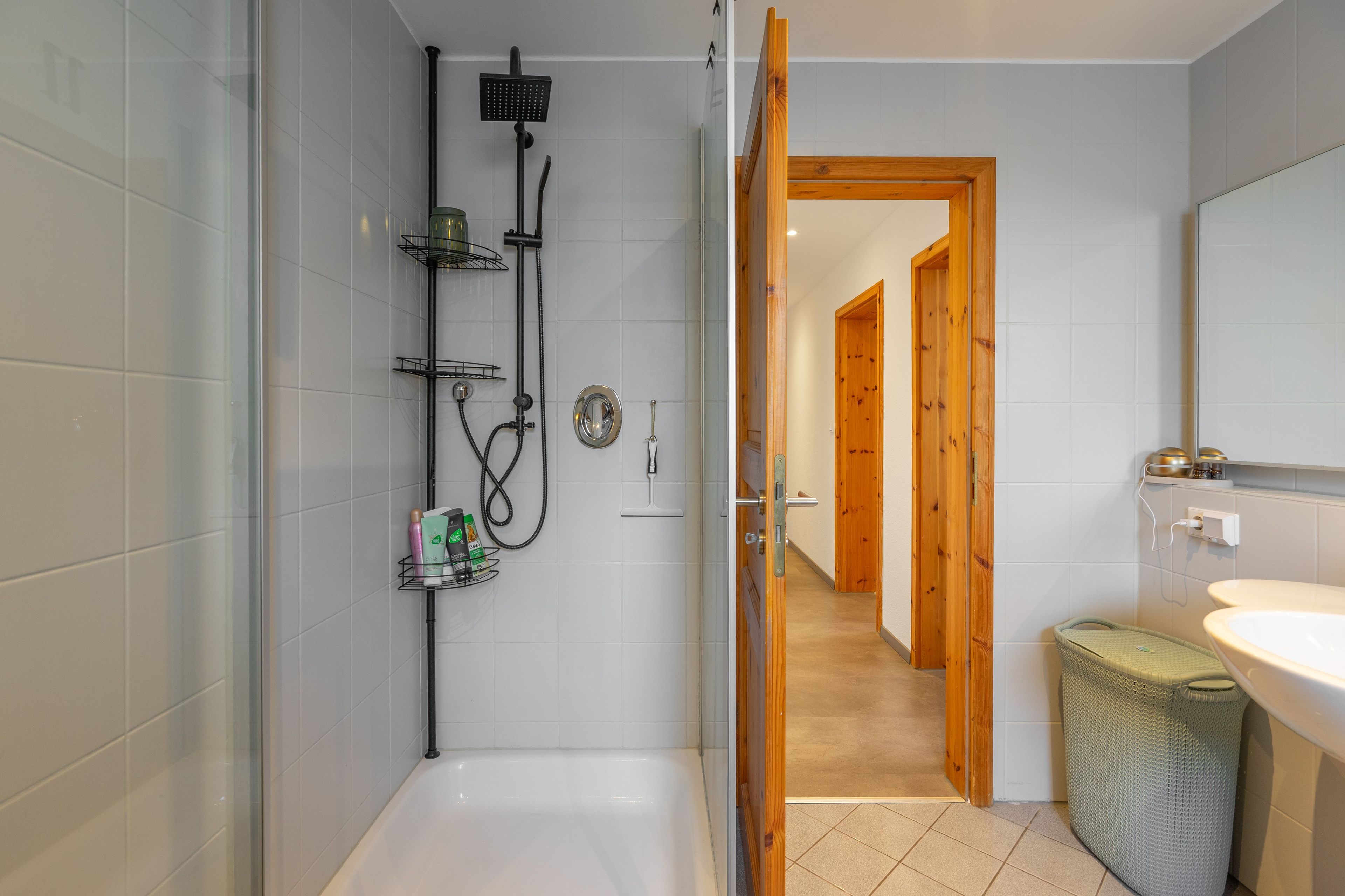Ein Badezimmer mit Dusche, Toilette und Waschbecken.