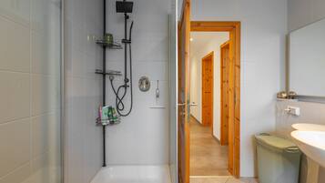 Ein Badezimmer mit Dusche, Toilette und Waschbecken.