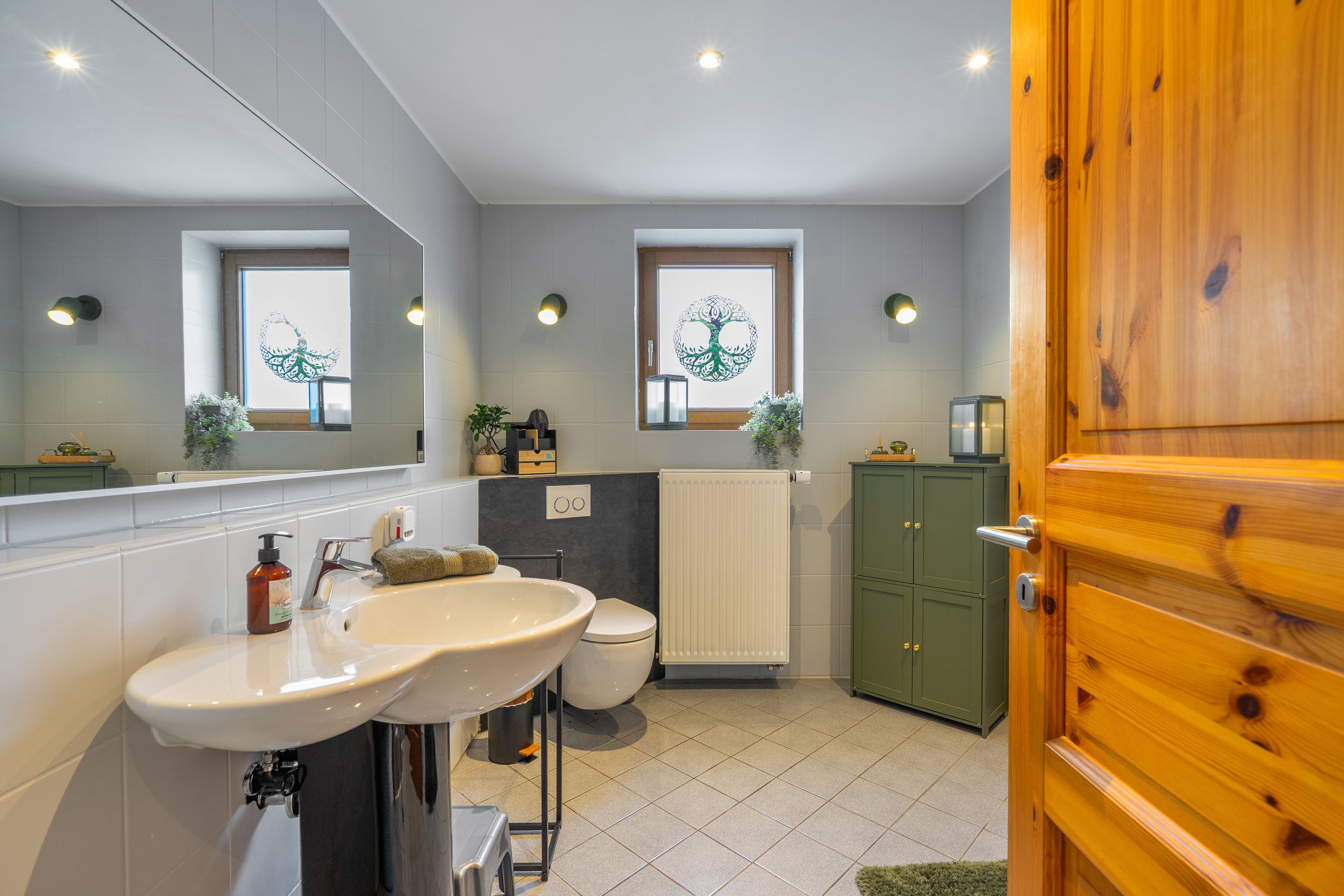 Ein Badezimmer mit Waschbecken, Toilette und Schrank.