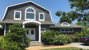 Unclassified image, 4 of 6, button - Spacious 4-bedroom house in Water Mill with AC, incredible views and sunsets. (Water Mill)