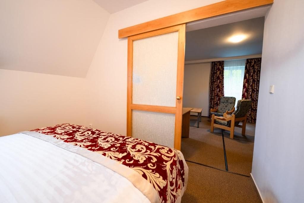 Een hotelkamer met een bed, een bureau en een stoel.
