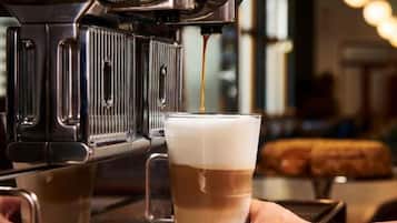 Um barista preparando uma bebida de café em uma máquina.