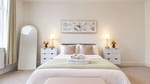 Unclassified image, 3 of 17, button - Modern 2 bed, 2 bath Hull old town apartment - Great for work trips and families (Kingston upon Hull)