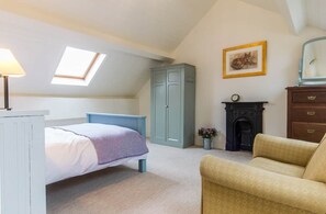 Room - Cleo Gallery Apartment,2 Shelbourne St. Kenmare (Kenmare)