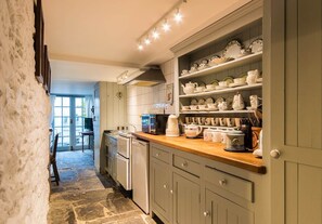 Kitchen - Cleo Gallery basement Apartment (Kenmare)