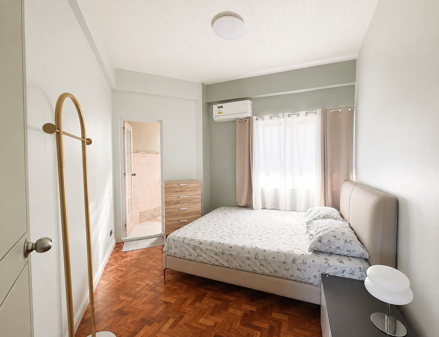 Una camera da letto con un letto, un comodino e una porta con porta asciugamani.