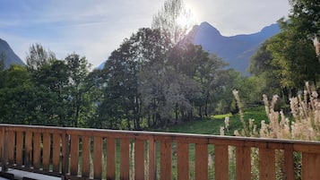 Eine Holterrasse mit Blick auf eine gebirgige Landschaft.